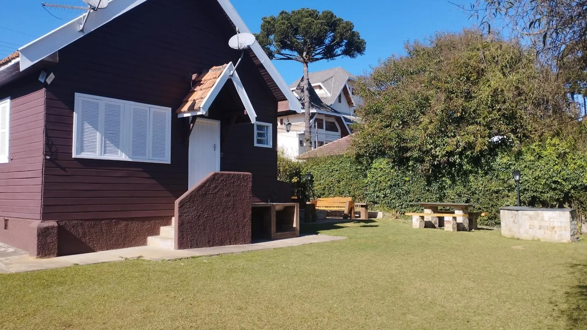 Chale De Madeira - Lareira E Fogueira---Lindo Gramado Com Mesa Para Cafe Da Manha, Churrasqueira E Fogueira Campos do Jordão ブラジル