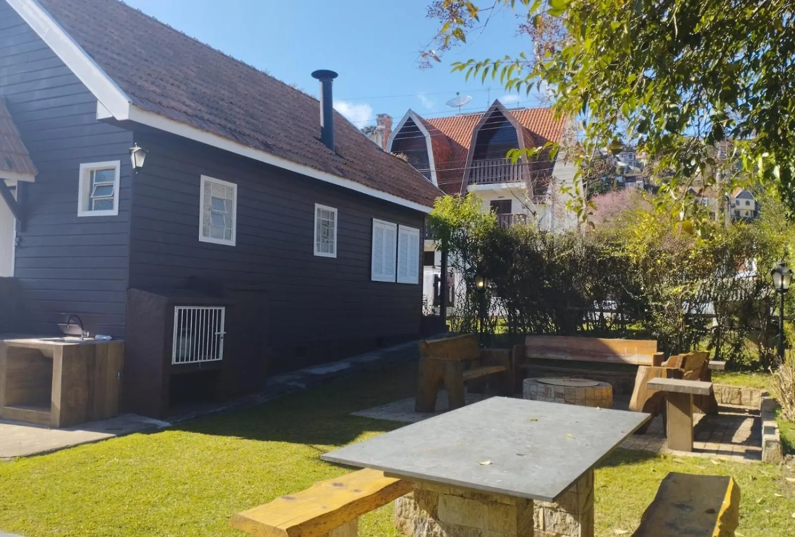 Chale De Madeira - Lareira E Fogueira---Lindo Gramado Com Mesa Para Cafe Da Manha, Churrasqueira E Fogueira Campos do Jordão Feriehus